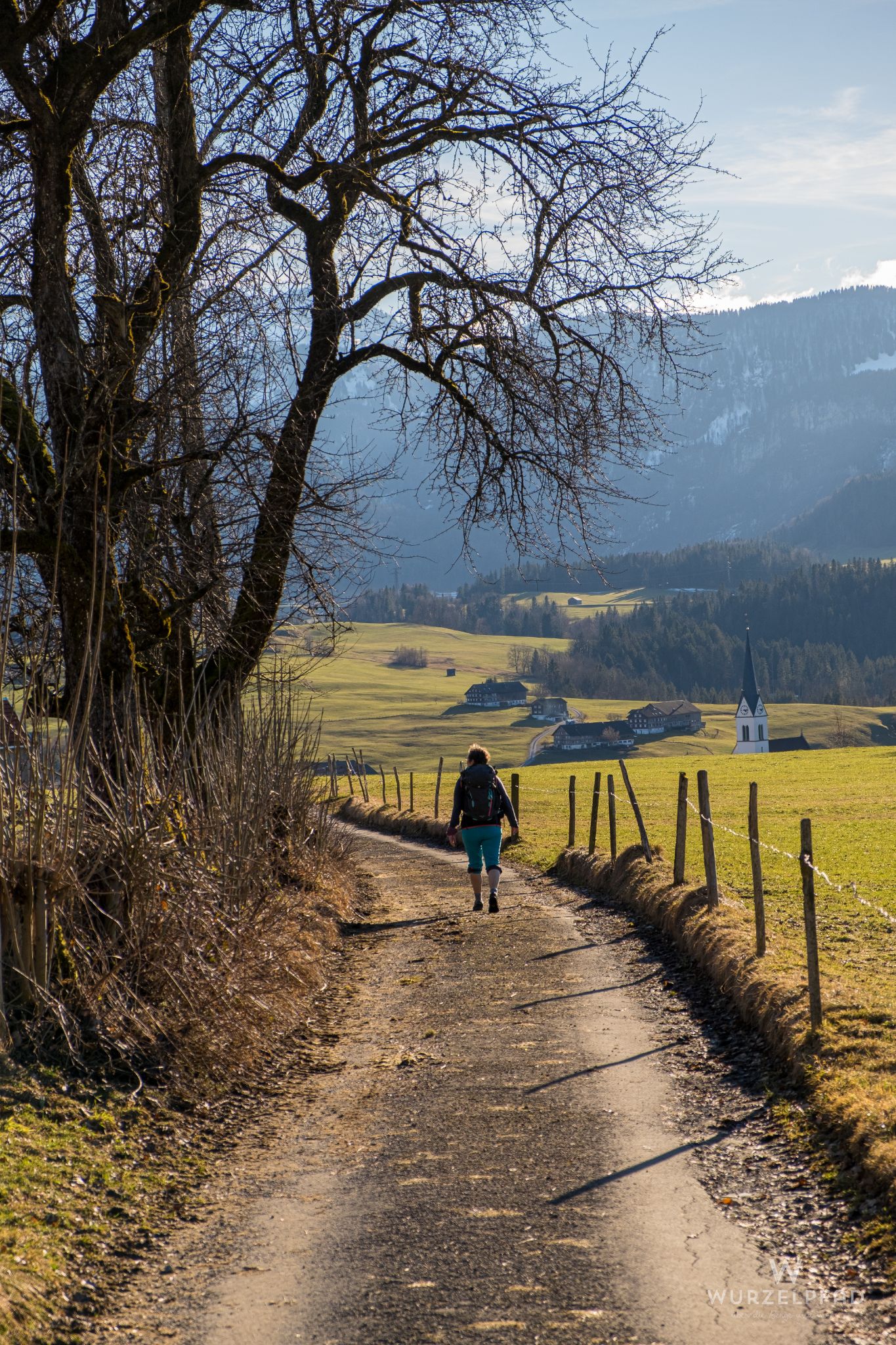 Abstieg ins frühlingshafte Au